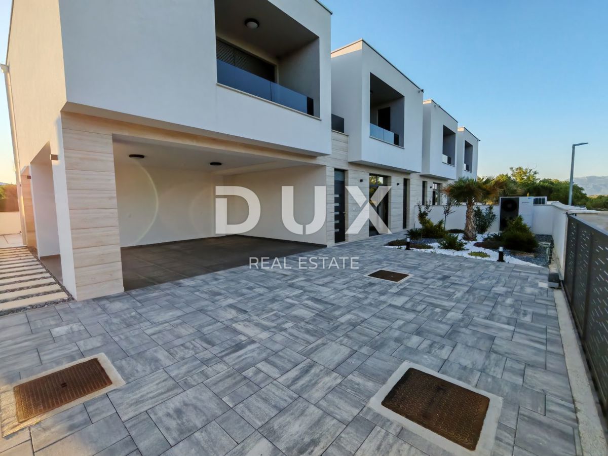 ZADAR, ZATON - Luksuzna vila dvojček z ogrevanim bazenom, savno in fitnesom! Novogradnja! A1