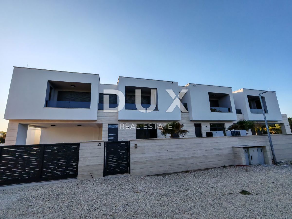 ZADAR, ZATON - Luksuzna vila dvojček z ogrevanim bazenom, savno in fitnesom! Novogradnja! A1