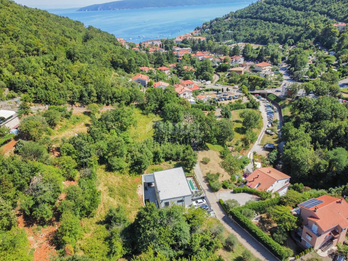 OPATIJA, MOŠĆENIČKA DRAGA - čudovita vila z bazenom obdana z zelenjem, le 650 metrov od plaže