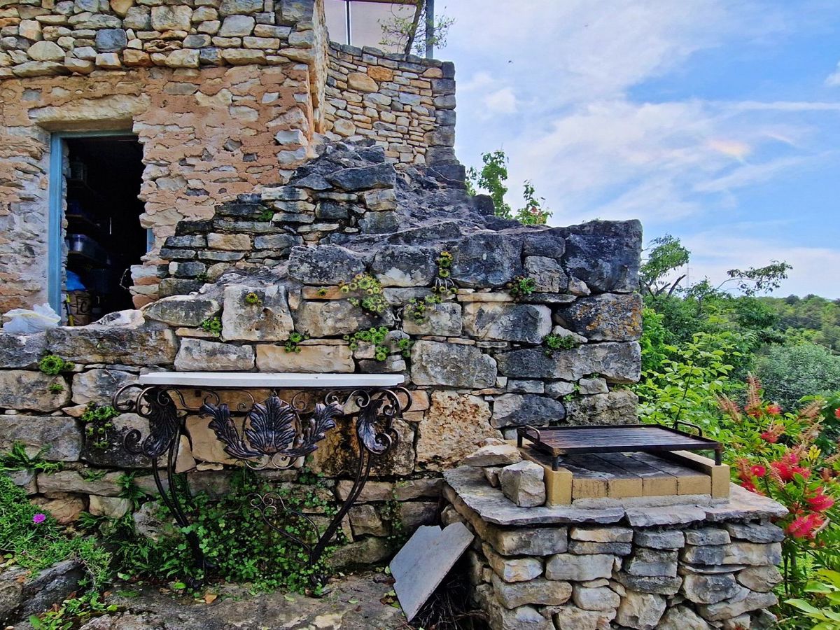 ISTRA, BUJE - Kamnita hiša s čudovitim razgledom