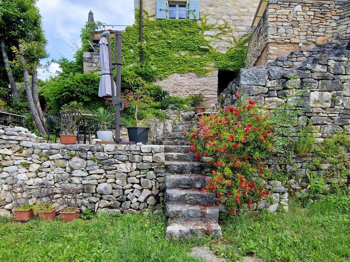 ISTRA, BUJE - Kamnita hiša s čudovitim razgledom