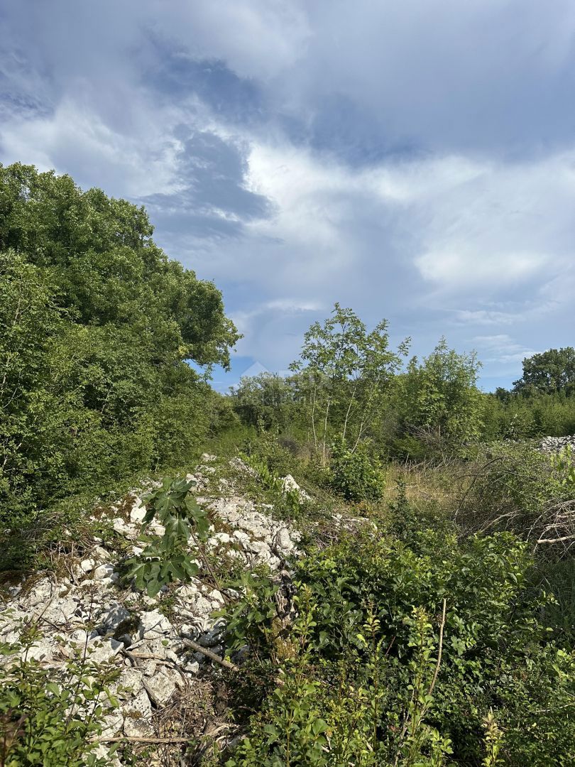 OTOK KRK, OKOLICA DOBRINJE - zazidljivo zemljišče na mirni lokaciji 