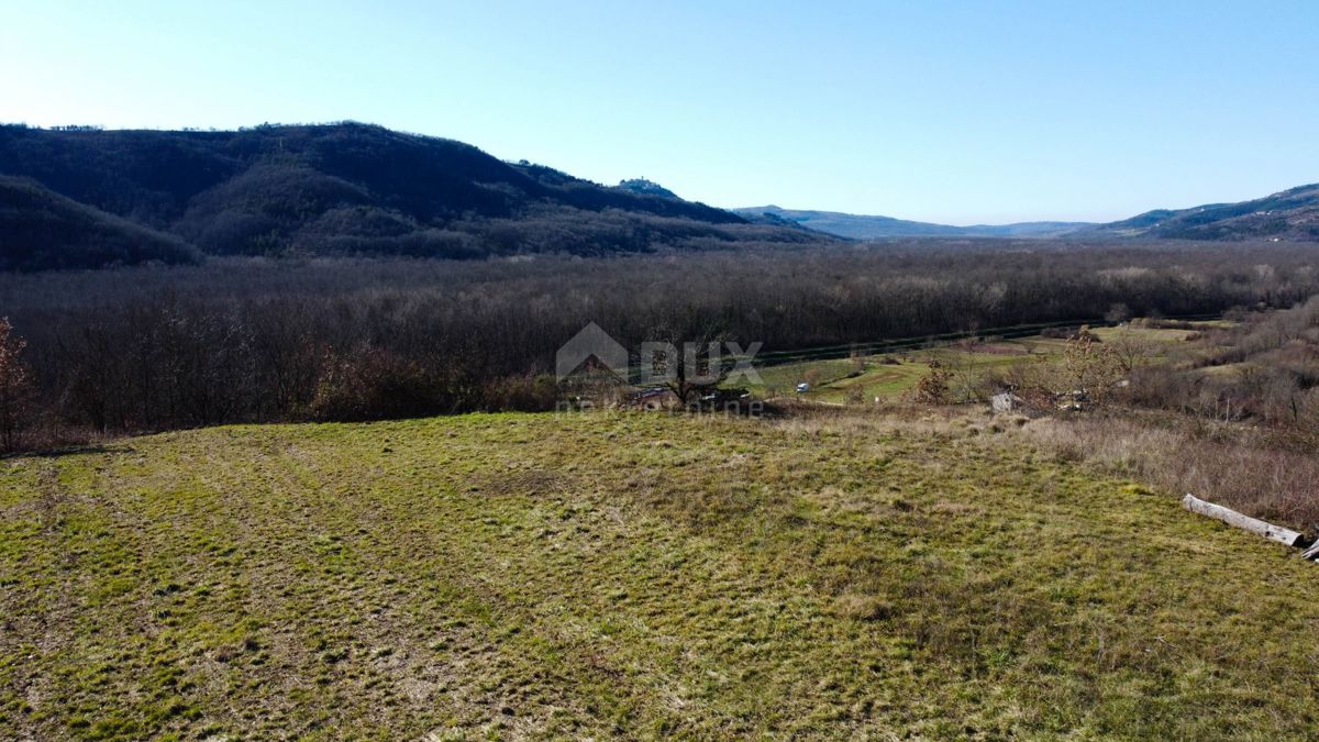 ISTRA, MOTOVUN - Gradbeno zemljišče 1970 m2 s pogledom na Motovun, na samem