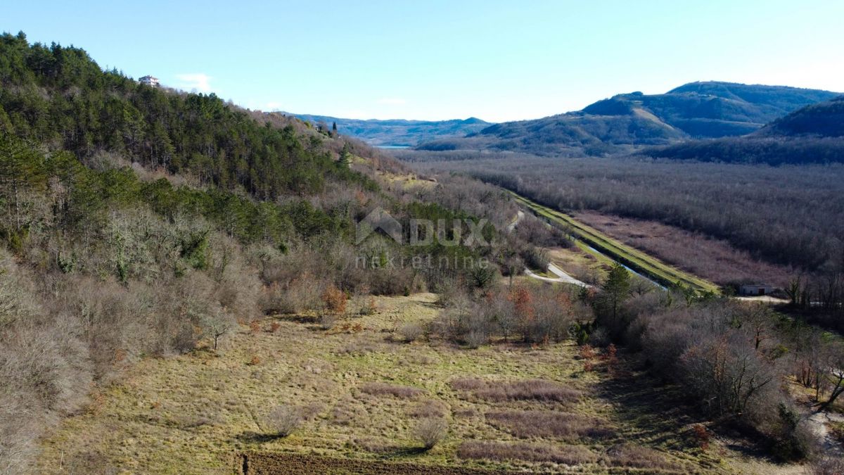 ISTRA, MOTOVUN - Gradbeno zemljišče 1970 m2 s pogledom na Motovun, na samem