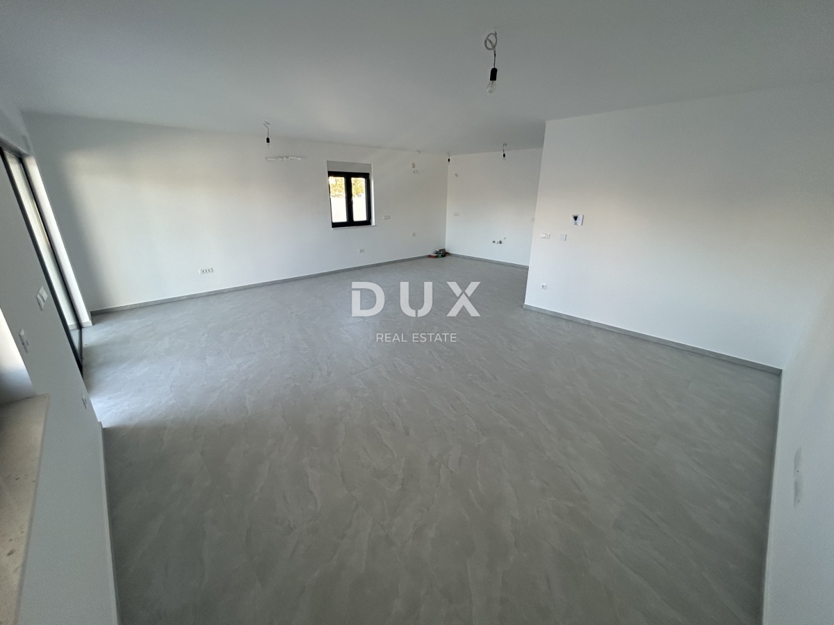 ŠIBENIK, VODICE - Udobno dvonadstropno stanovanje na mirni lokaciji