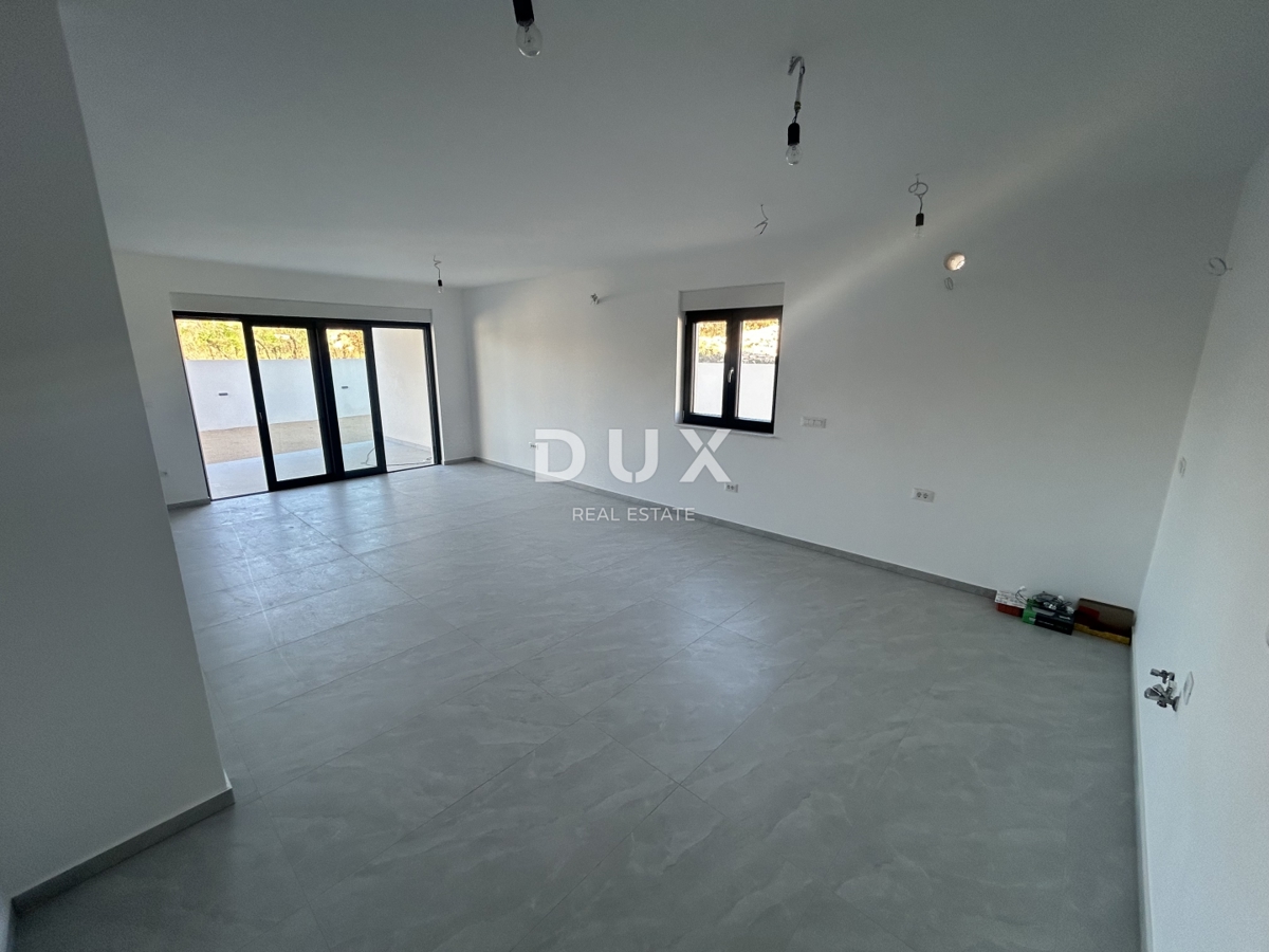 ŠIBENIK, VODICE - Udobno dvonadstropno stanovanje na mirni lokaciji