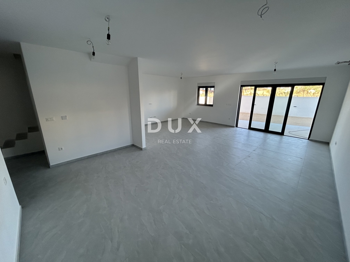 ŠIBENIK, VODICE - Udobno dvonadstropno stanovanje na mirni lokaciji