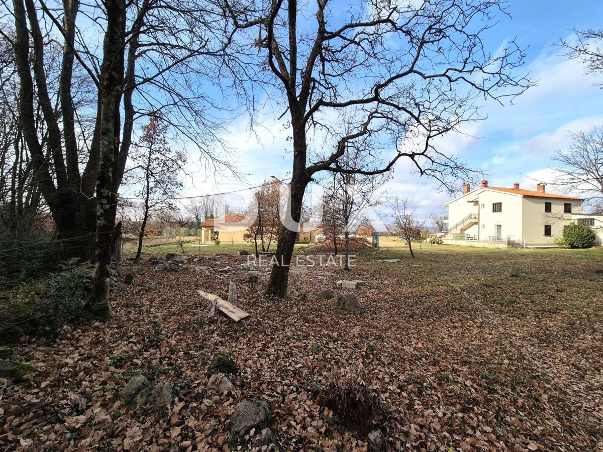 ISTRA, LABIN - Gradbeno zemljišče idealno za družinsko hišo, blizu mesta!