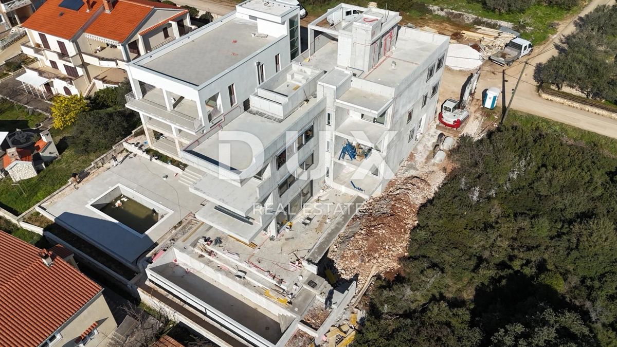 ZADAR, KOŽINO - Luksuzno stanovanje 100 metrov od plaže, z ogrevanim bazenom in pogledom na morje! 4 spalnice! S1