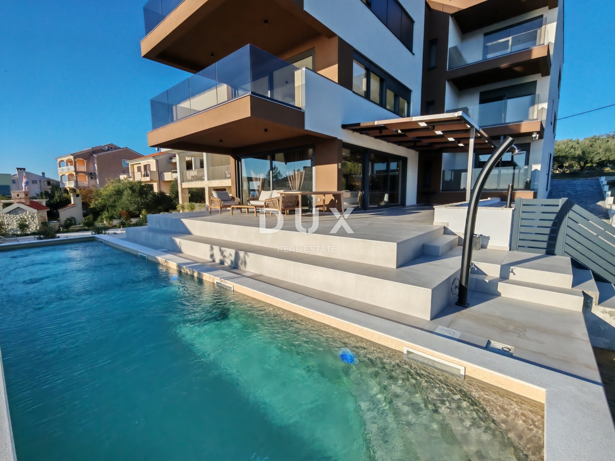 ZADAR, KOŽINO - Luksuzno stanovanje 100 metrov od plaže, z ogrevanim bazenom in pogledom na morje! 4 spalnice! S1