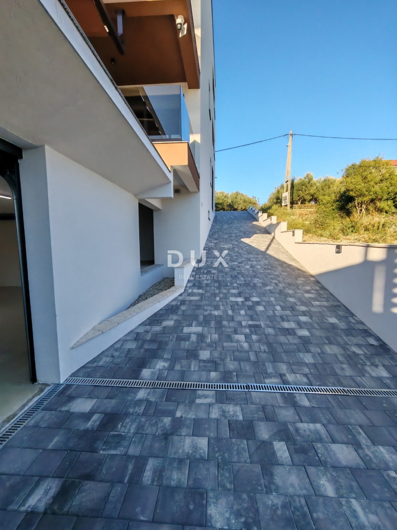 ZADAR, KOŽINO - Luksuzno stanovanje 100 metrov od plaže, z ogrevanim bazenom in pogledom na morje! 4 spalnice! S1