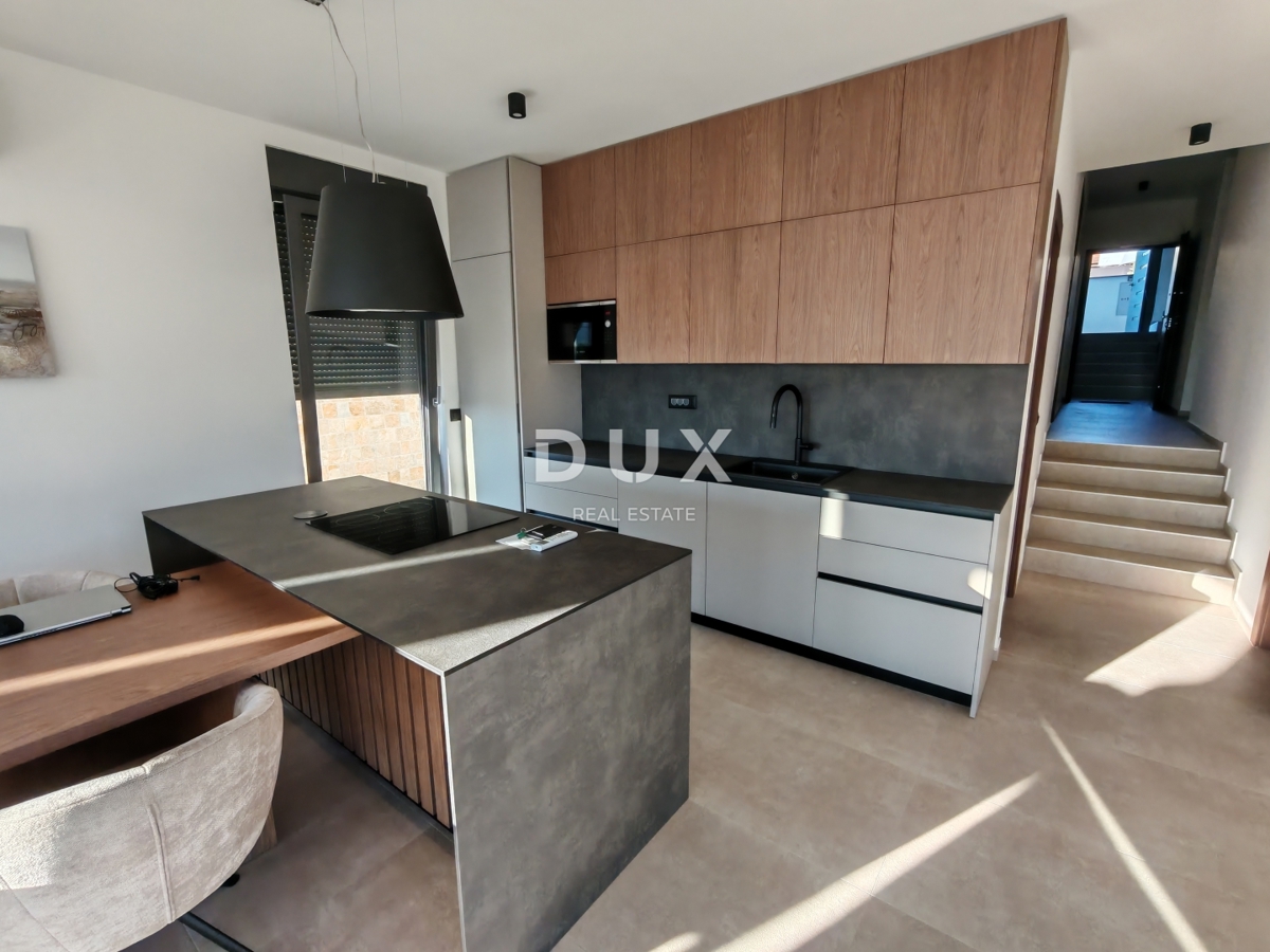 ZADAR, KOŽINO - Luksuzno stanovanje 100 metrov od plaže, z ogrevanim bazenom in pogledom na morje! 4 spalnice! S1