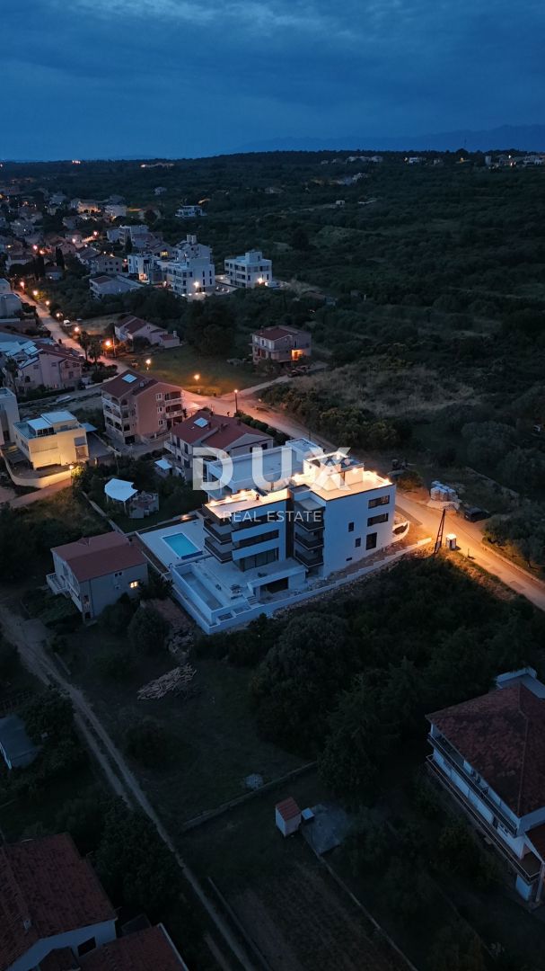ZADAR, KOŽINO - Luksuzno stanovanje 100 metrov od plaže, z ogrevanim bazenom in pogledom na morje! 4 spalnice! S1