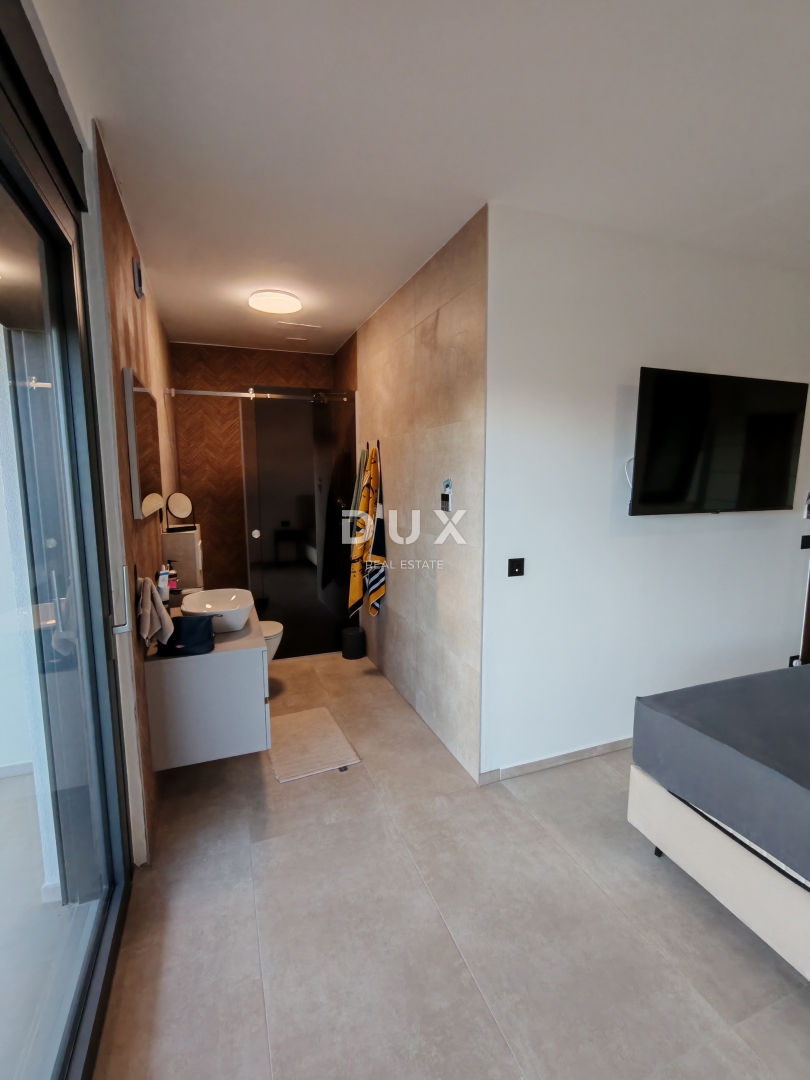 ZADAR, KOŽINO - Luksuzno stanovanje 100 metrov od plaže, z ogrevanim bazenom in pogledom na morje! 4 spalnice! S1