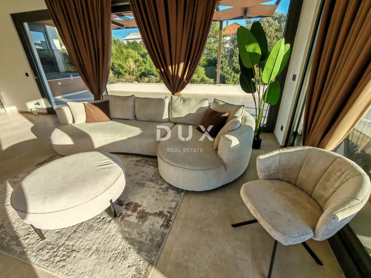 ZADAR, KOŽINO - Luksuzno stanovanje 100 metrov od plaže, z ogrevanim bazenom in pogledom na morje! 4 spalnice! S1