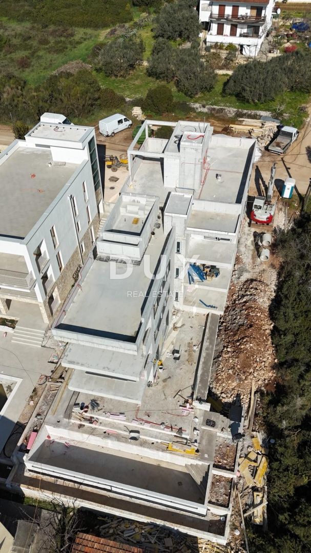 ZADAR, KOŽINO - Luksuzno stanovanje 100 metrov od plaže, z ogrevanim bazenom in pogledom na morje! 4 spalnice! S1