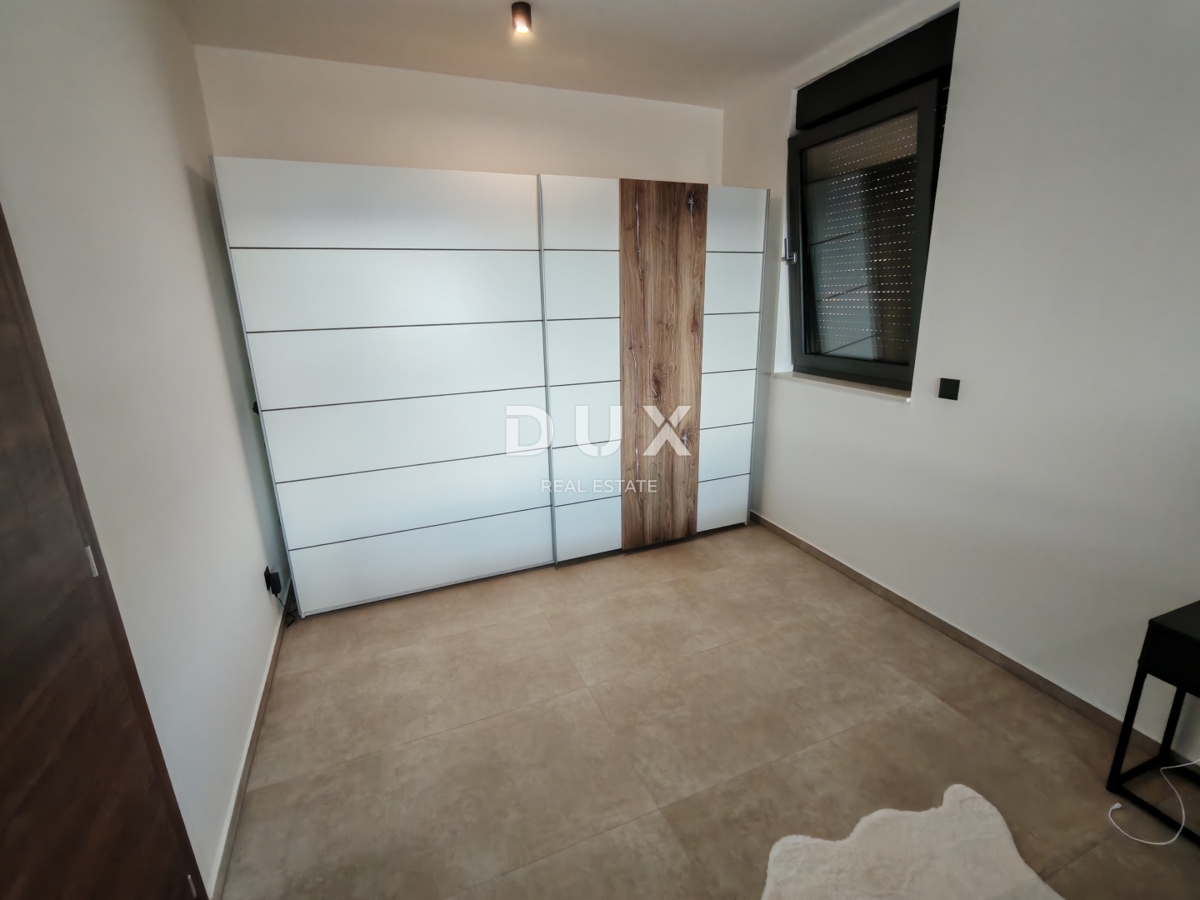 ZADAR, KOŽINO - Luksuzno stanovanje 100 metrov od plaže, z ogrevanim bazenom in pogledom na morje! 4 spalnice! S1