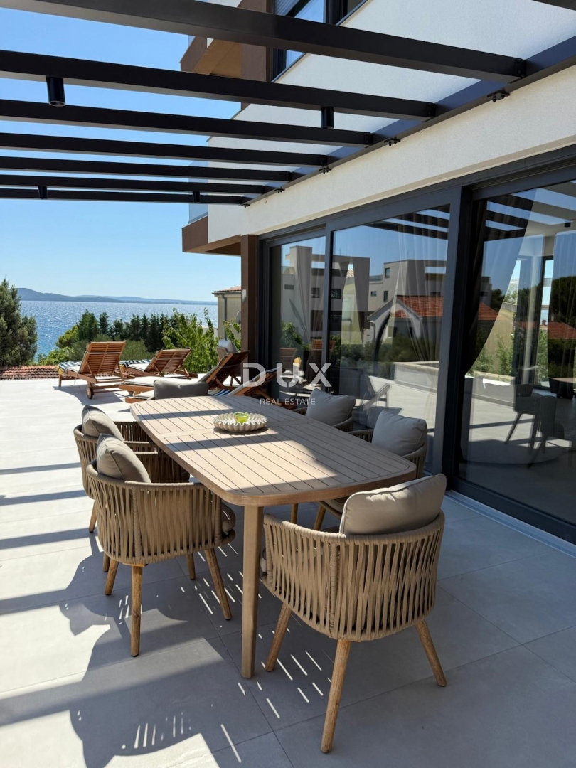 ZADAR, KOŽINO - Luksuzno stanovanje 100 metrov od plaže, z ogrevanim bazenom in pogledom na morje! 4 spalnice! S1