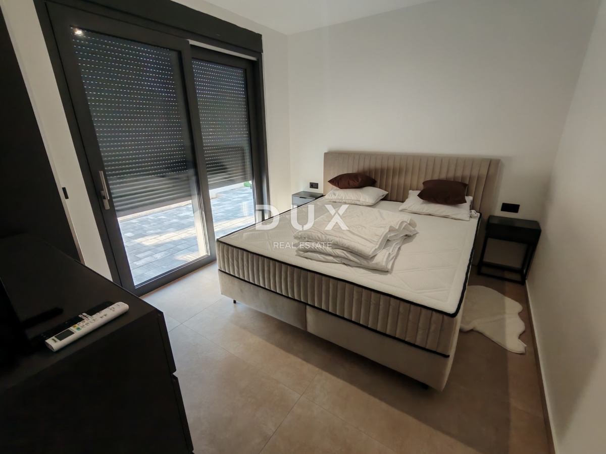 ZADAR, KOŽINO - Luksuzno stanovanje 100 metrov od plaže, z ogrevanim bazenom in pogledom na morje! 4 spalnice! S1