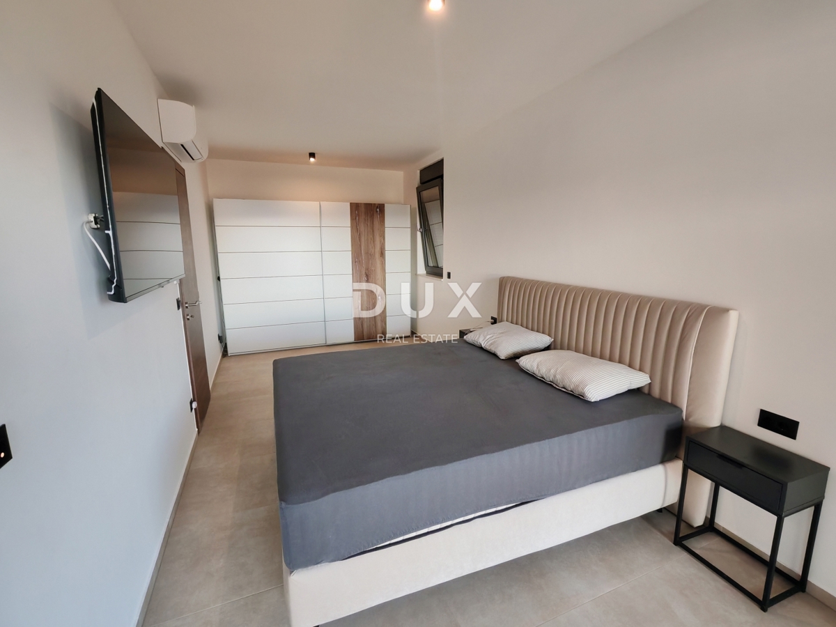 ZADAR, KOŽINO - Luksuzno stanovanje 100 metrov od plaže, z ogrevanim bazenom in pogledom na morje! 4 spalnice! S1