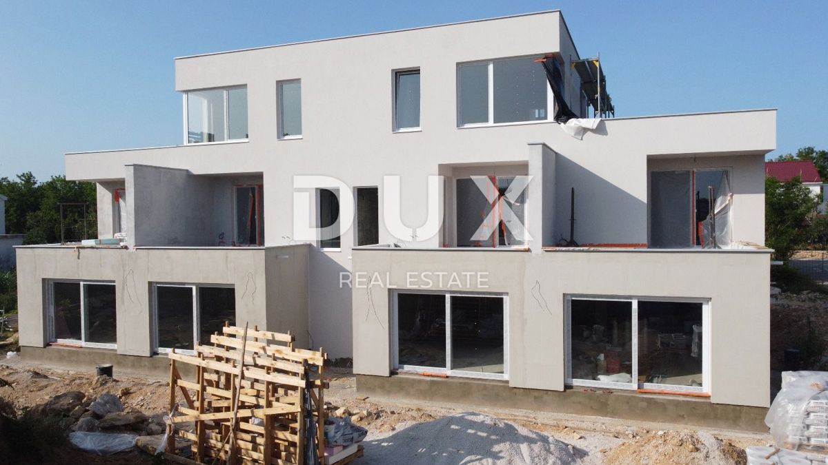 ZADAR, PRIVLAKA - Novogradnja s strešno teraso in pogledom na morje 110 metrov od plaže! C