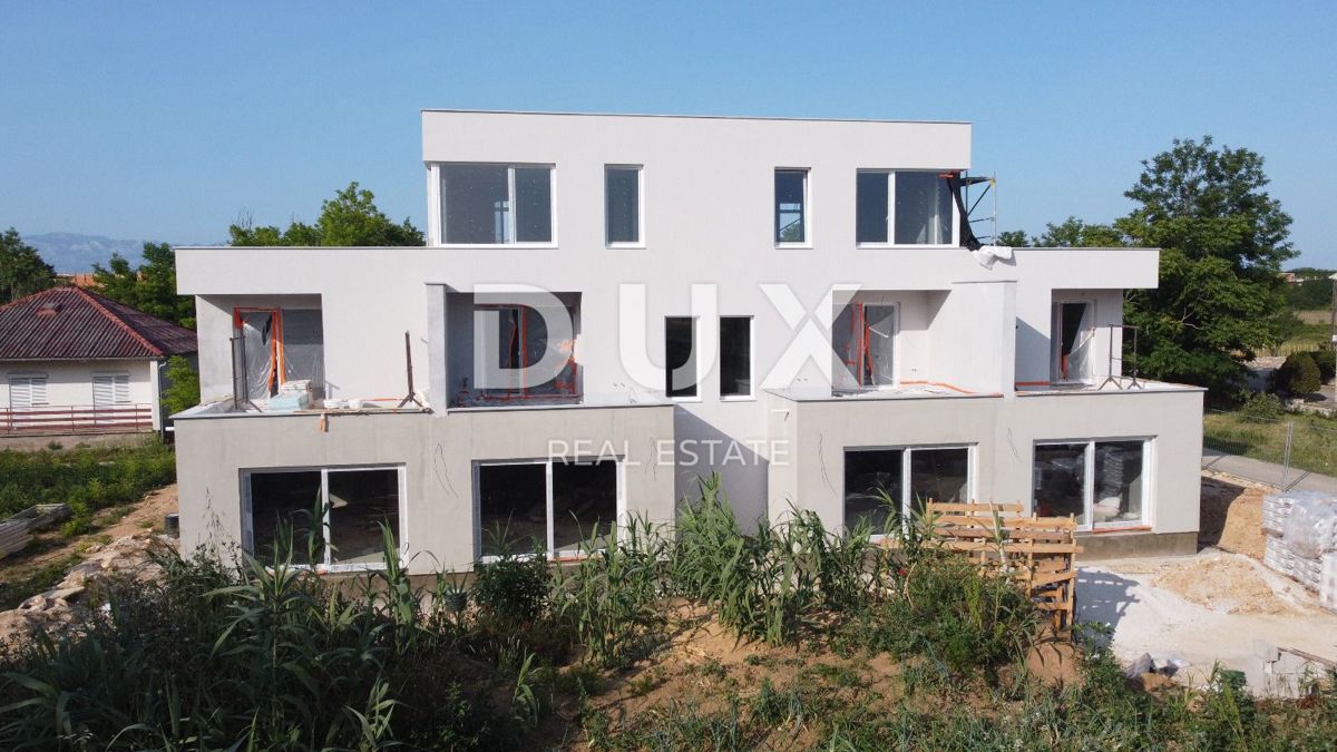 ZADAR, PRIVLAKA - Novogradnja s strešno teraso in pogledom na morje 110 metrov od plaže! C
