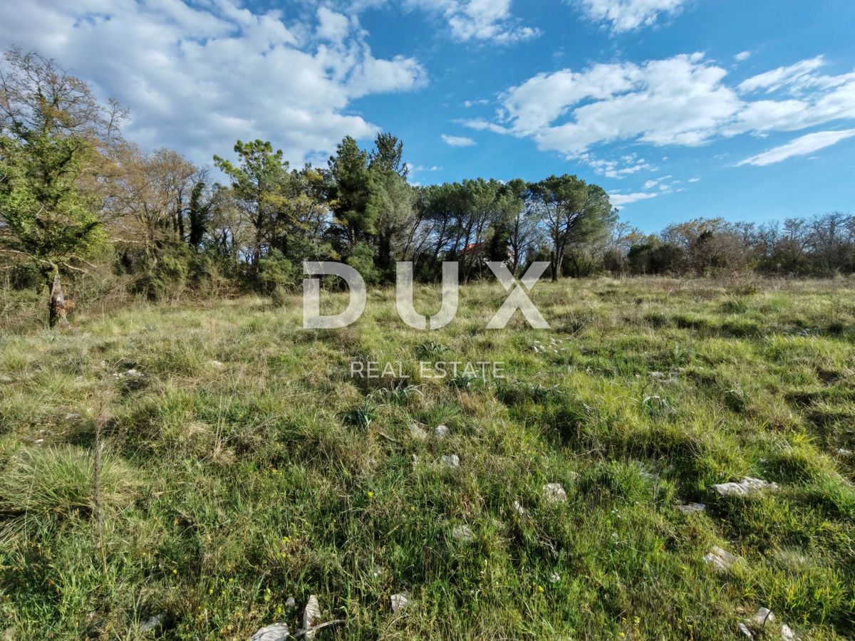 ZADAR, BRIŠEVO - Čudovito zazidljivo zemljišče v mirnem naravnem okolju! 1451 m2!