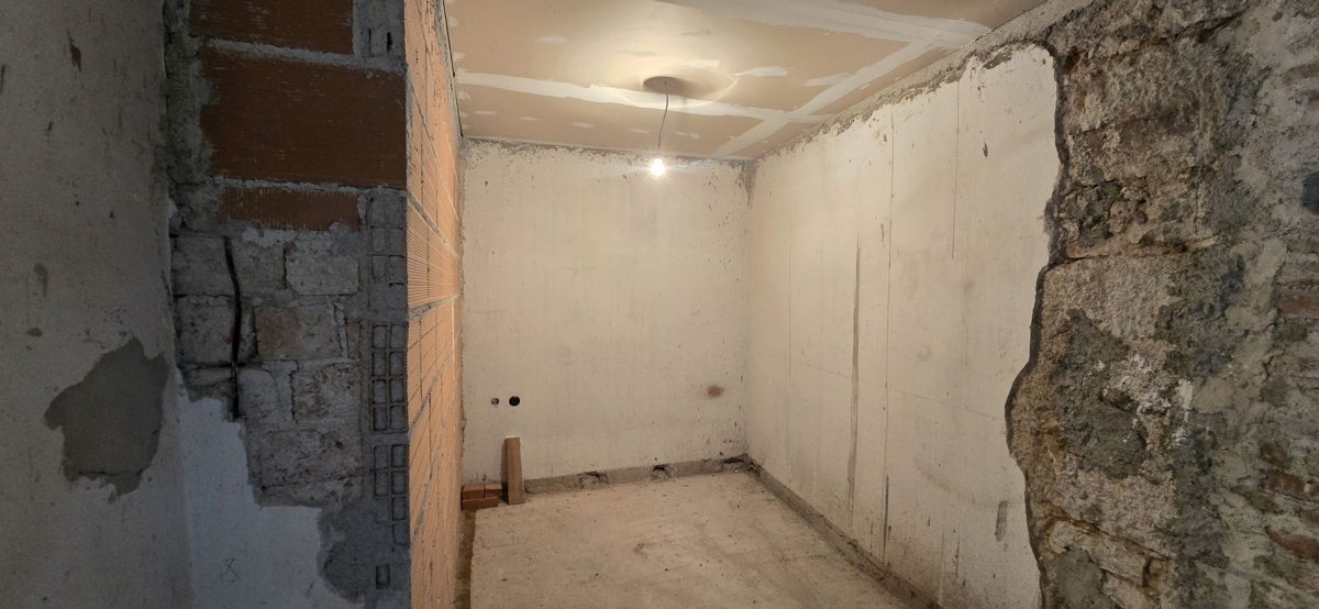 ISTRA, LABIN - Prostorna posest s 3 hišami in 18.500 m2 zemljišča