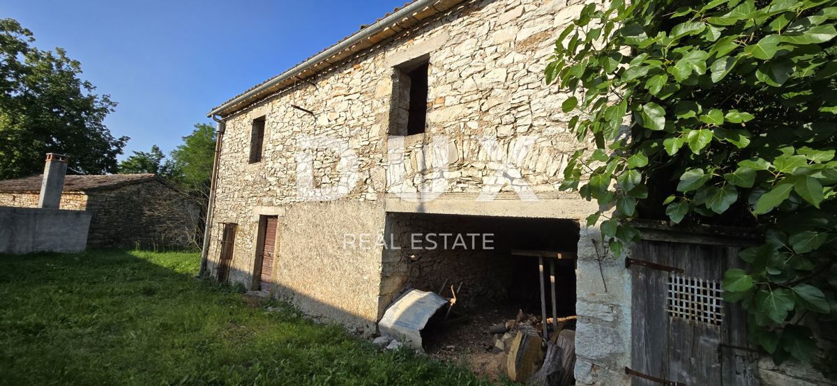 ISTRA, LABIN - Avtentična istrska kamnita hiša z gospodarskim poslopjem in velikim vrtom