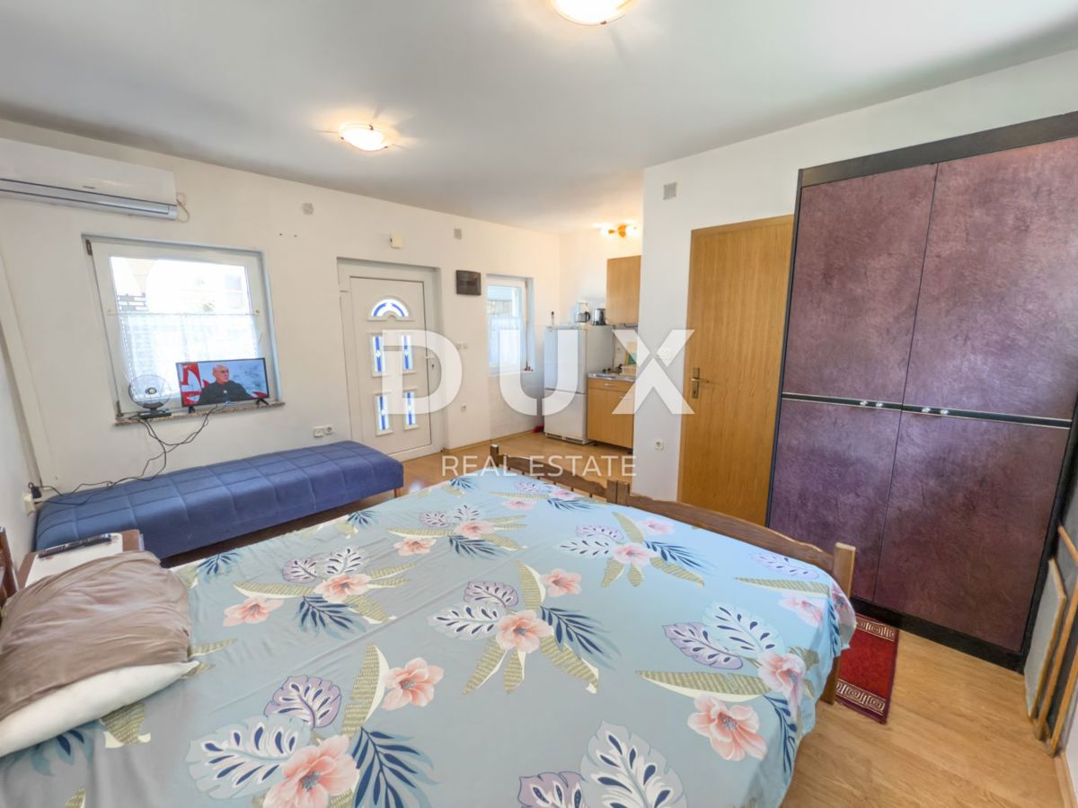NOVI VINODOLSKI - hiša s 4 apartmaji