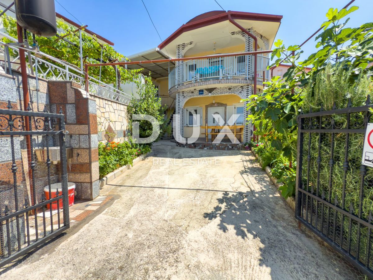 NOVI VINODOLSKI - hiša s 4 apartmaji