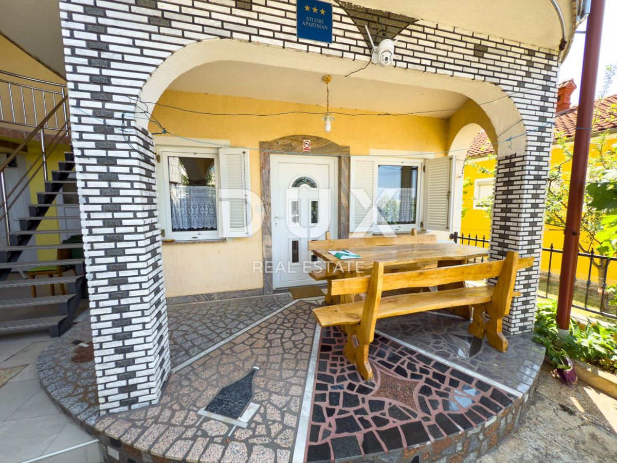 NOVI VINODOLSKI - hiša s 4 apartmaji