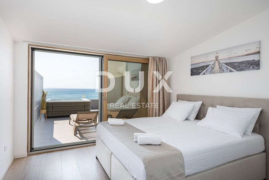 OTOK PAG, POVLJANA - Dvonadstropno stanovanje 83m2, 1. vrsta do morja