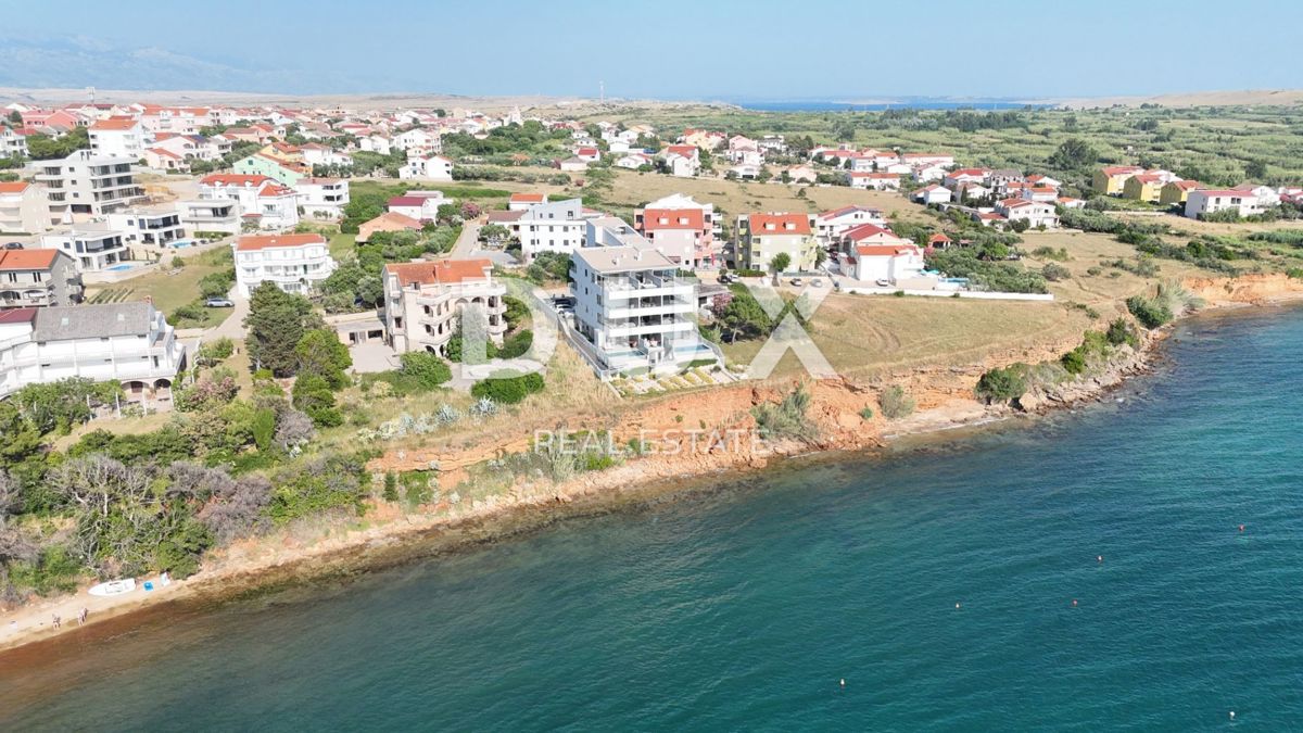 OTOK PAG, POVLJANA - Dvonadstropno stanovanje 83m2, 1. vrsta do morja