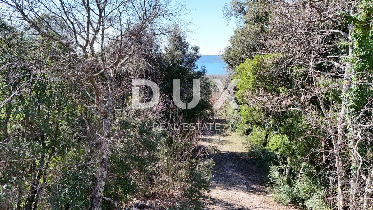 OTOK KRK, PINEZIĆI - Gradbeno zemljišče za prihodnost 560 m2