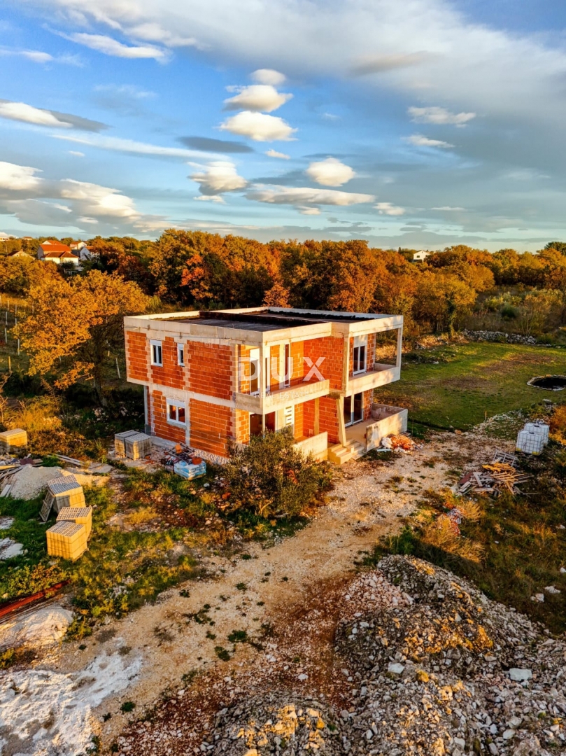 ZADAR, POLIČNIK - Čudovita pol-samostojna vila z bazenom v mirnem okolju! A1