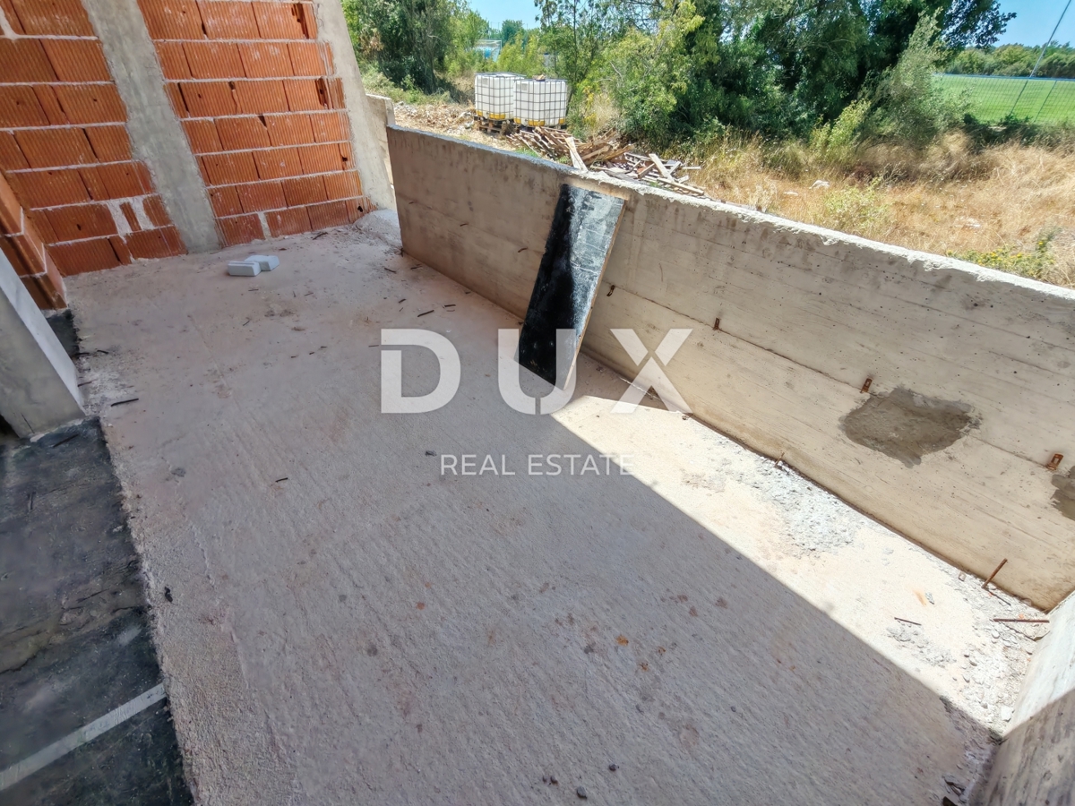 ZADAR, POLIČNIK - Čudovita pol-samostojna vila z bazenom v mirnem okolju! A1