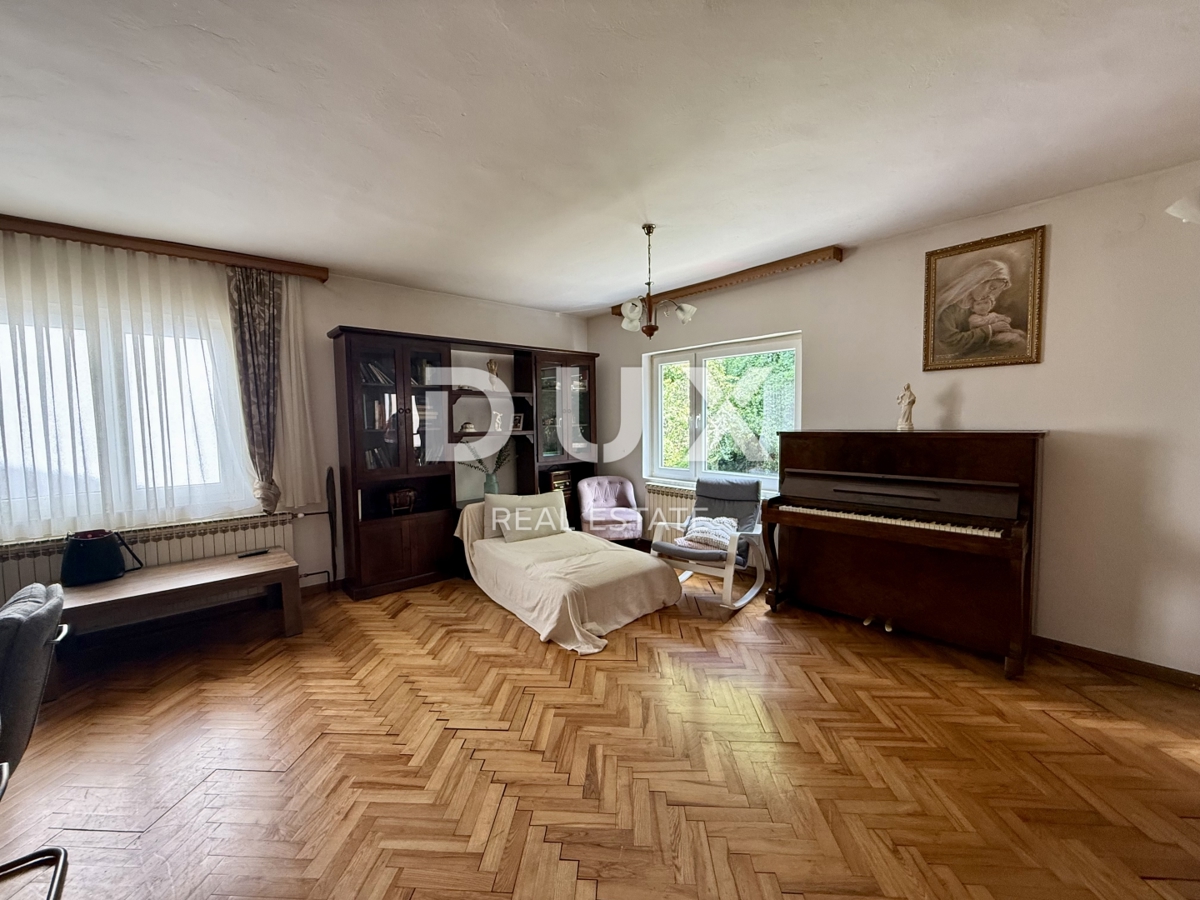 ZAGREB, ČRNOMEREC - Prostorna hiša v treh nadstropjih z garažo!