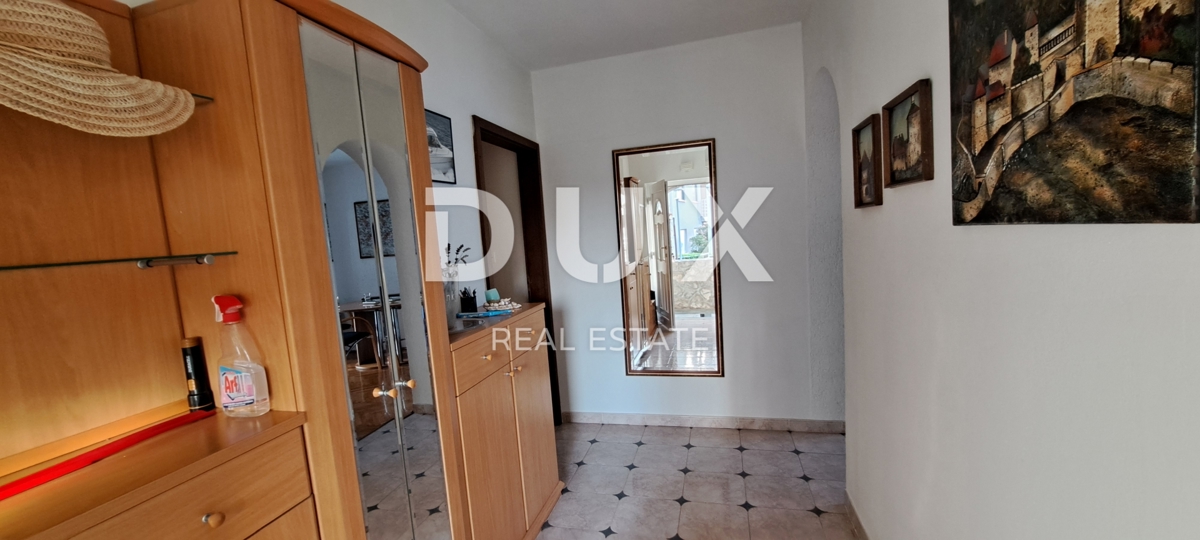 CRIKVENICA - Samostojna hiša velikosti 300 m2, le 100 m od morja