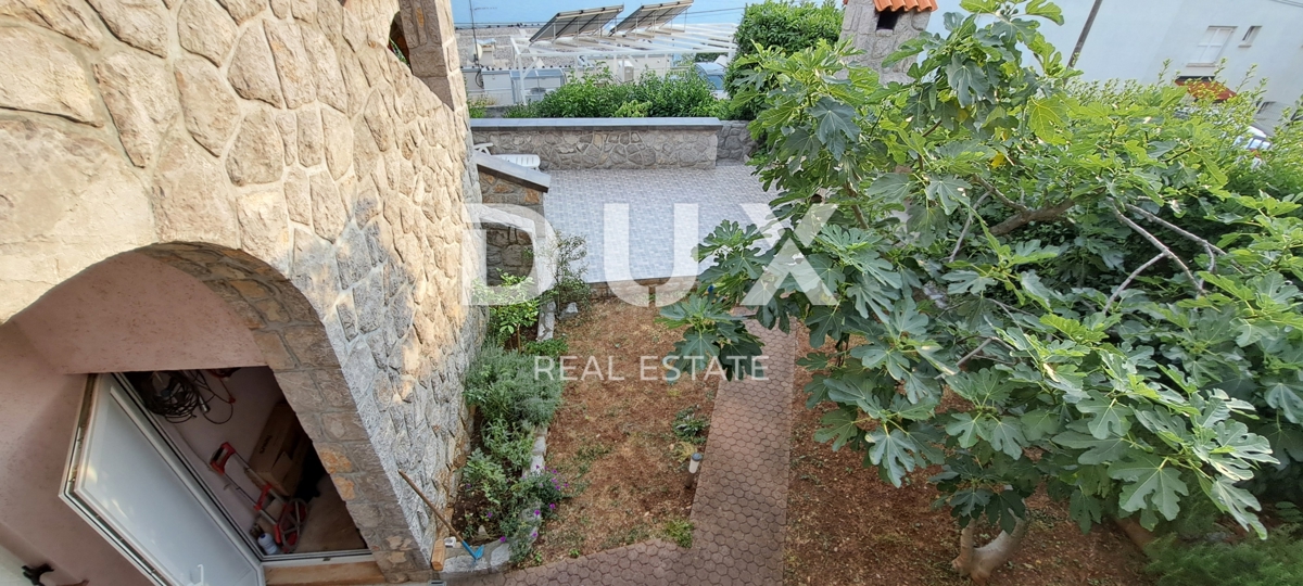 CRIKVENICA - Samostojna hiša velikosti 300 m2, le 100 m od morja