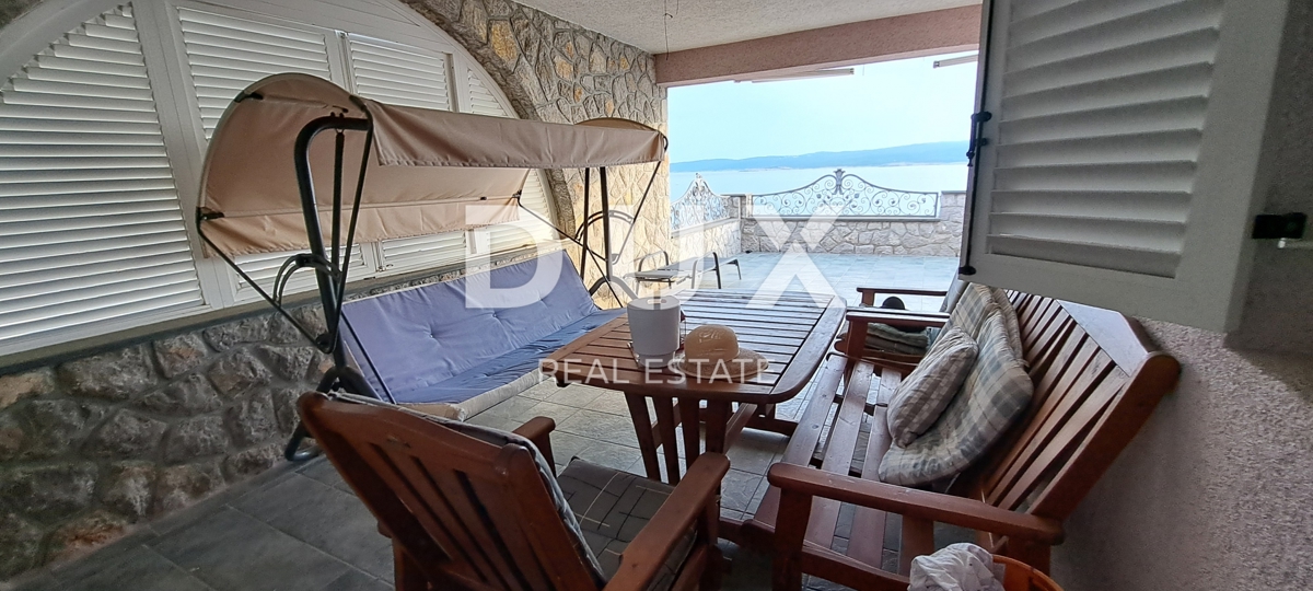 CRIKVENICA - Samostojna hiša velikosti 300 m2, le 100 m od morja