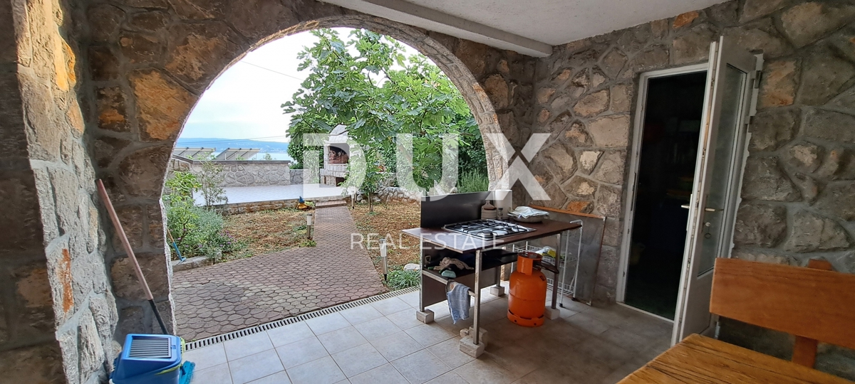 CRIKVENICA - Samostojna hiša velikosti 300 m2, le 100 m od morja