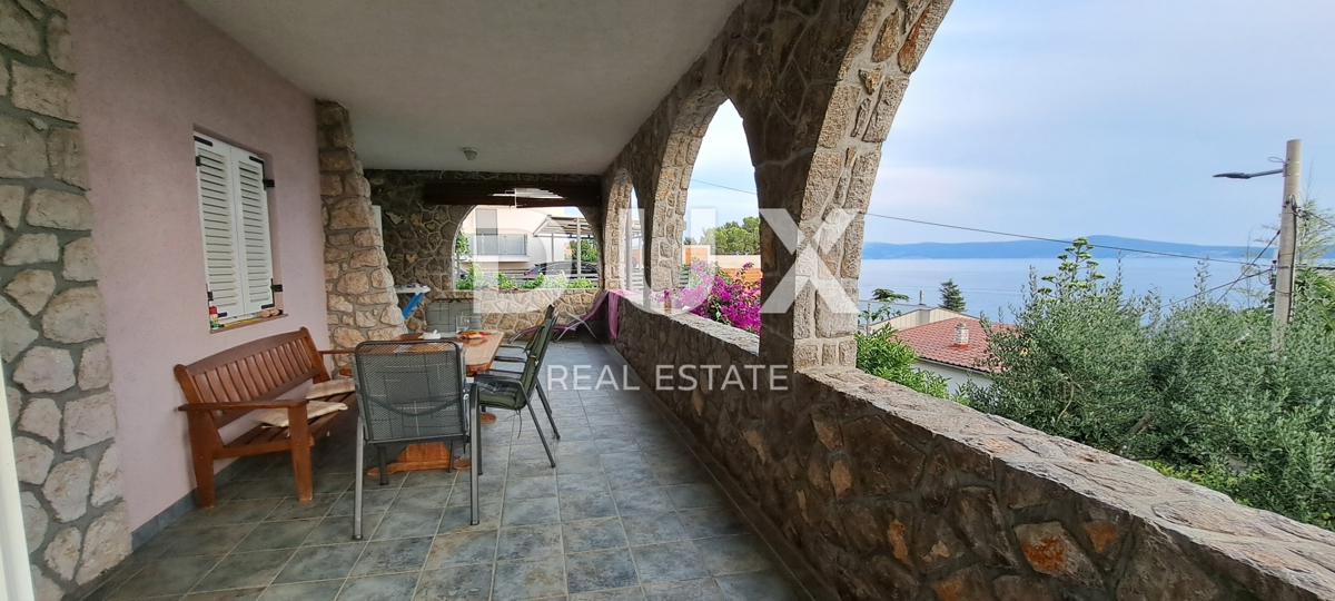 CRIKVENICA - Samostojna hiša velikosti 300 m2, le 100 m od morja