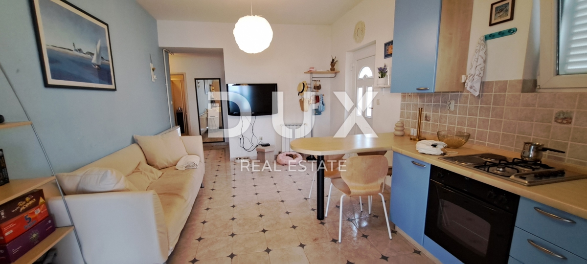 CRIKVENICA - Samostojna hiša velikosti 300 m2, le 100 m od morja