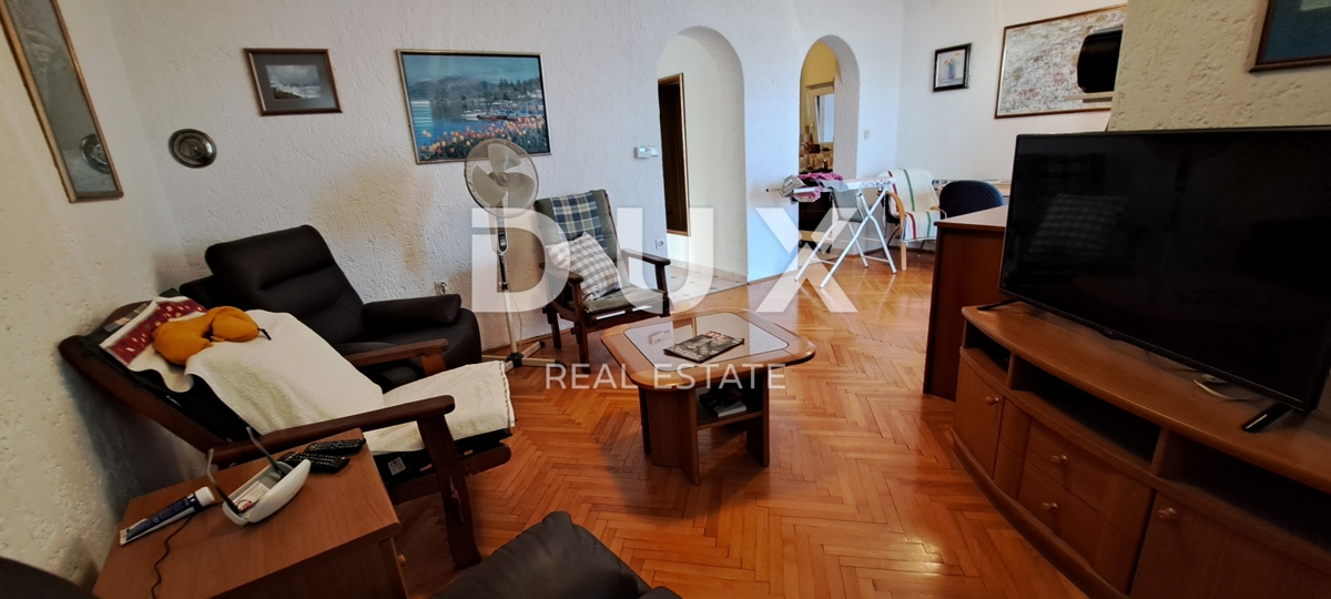 CRIKVENICA - Samostojna hiša velikosti 300 m2, le 100 m od morja