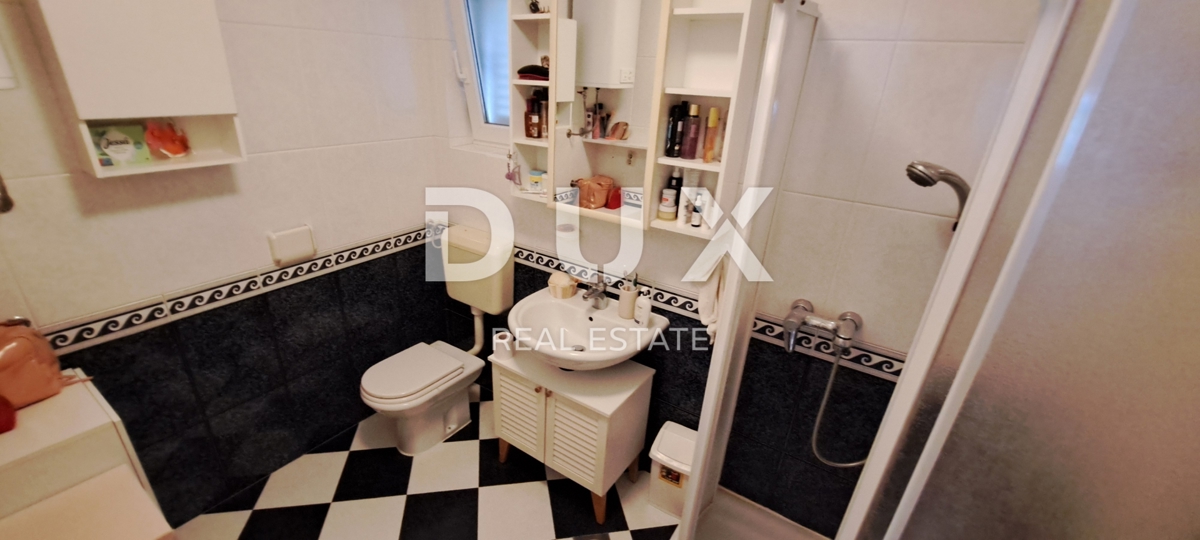 CRIKVENICA - Samostojna hiša velikosti 300 m2, le 100 m od morja