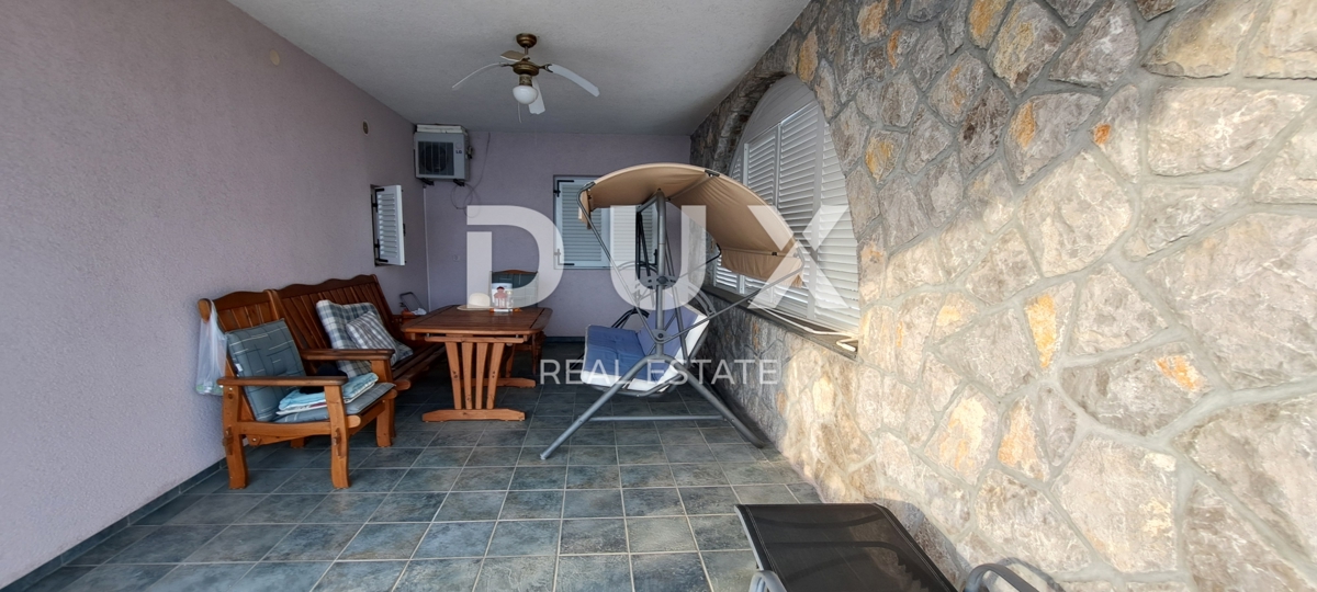 CRIKVENICA - Samostojna hiša velikosti 300 m2, le 100 m od morja