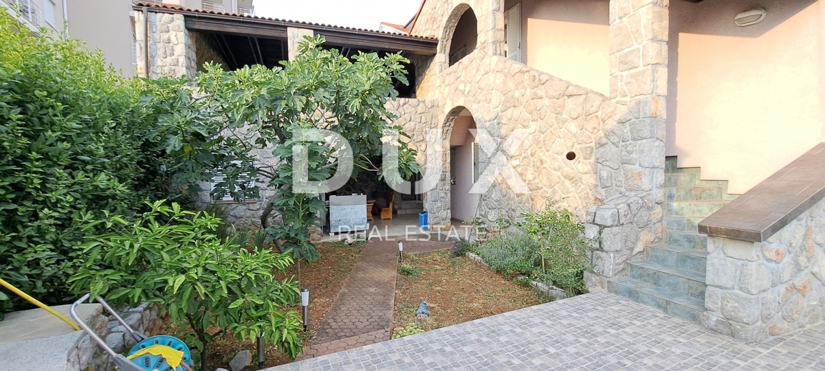 CRIKVENICA - Samostojna hiša velikosti 300 m2, le 100 m od morja