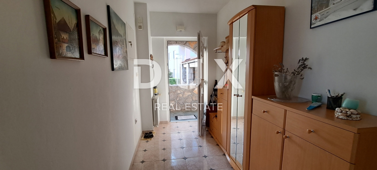 CRIKVENICA - Samostojna hiša velikosti 300 m2, le 100 m od morja