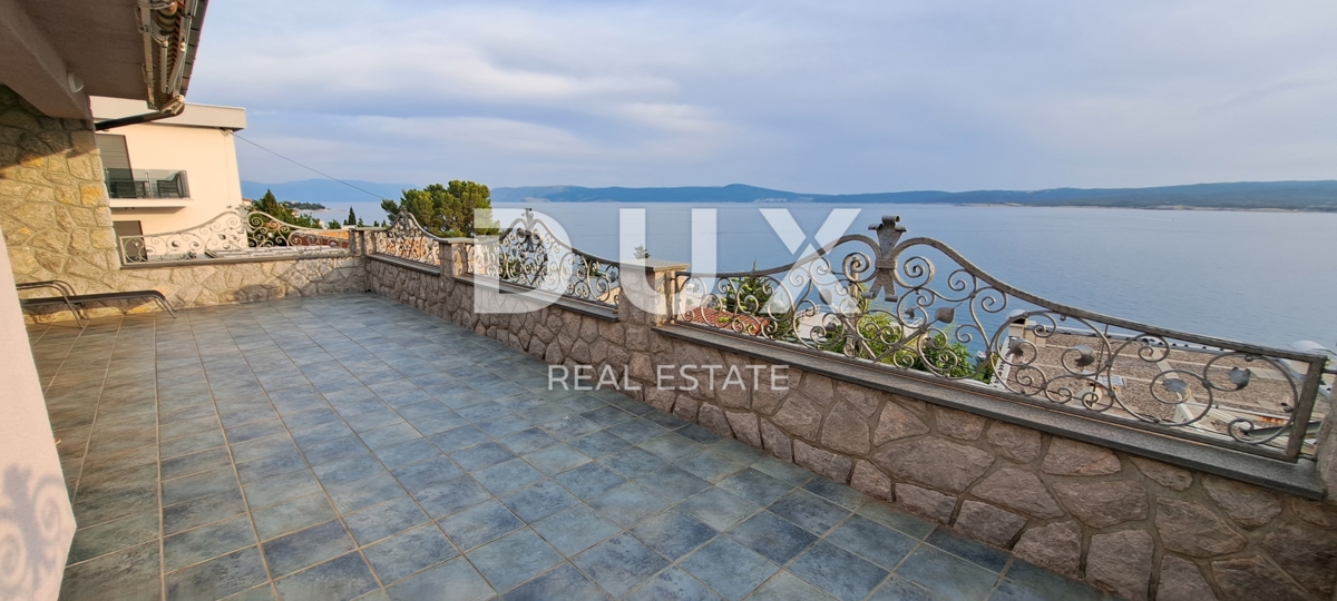 CRIKVENICA - Samostojna hiša velikosti 300 m2, le 100 m od morja